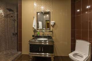 Отель Green Palace Hotel Ереван Улучшенный люкс с гидромассажной ванной-1